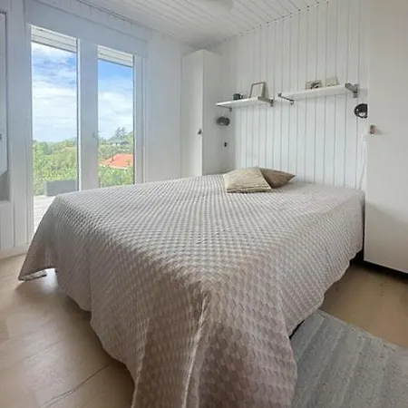 Hébergement de vacances With Sea View At Helgenaes Knebel